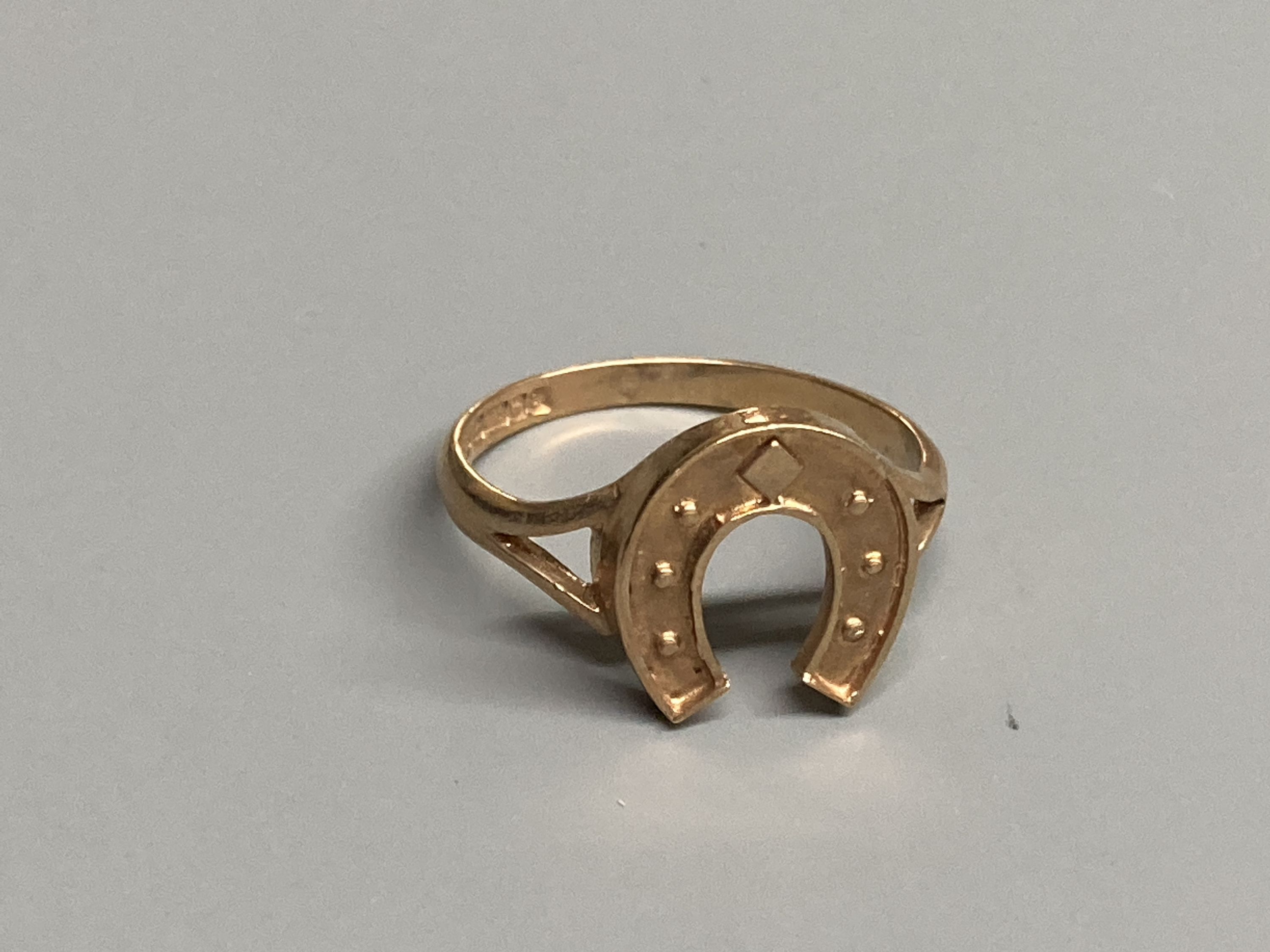 Five assorted modern 9ct gold rings, including two buckle rings and a horseshoe ring